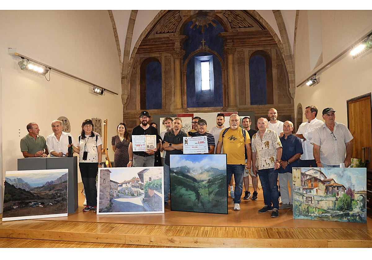 Imagen principal - Autoridades, patrocinadores y pintores premiados; el pintor Beni Rodríguez, recibiendo el premio de Luís Sánchez, teniente de alcalde de Cillorigo de Liébana, y Óscar Herrán pintando su obra en el paseo del río en Potes