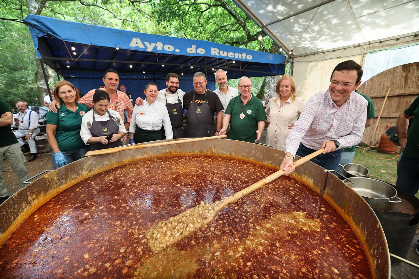 El alcalde de Ruente, Jaime Díaz, remueve el cocido