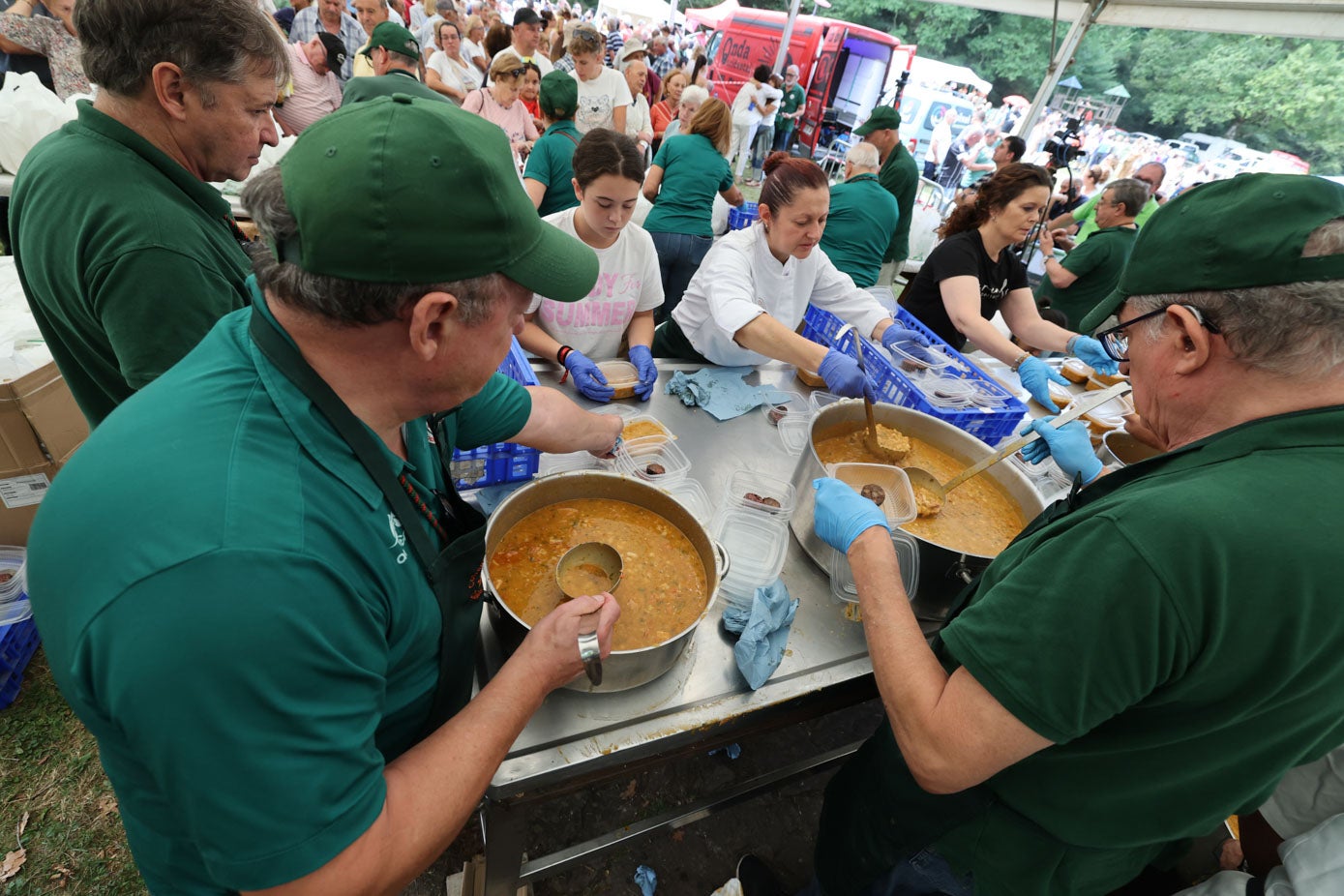La Cofradía de los Cocidos de Cantabria reparte las raciones