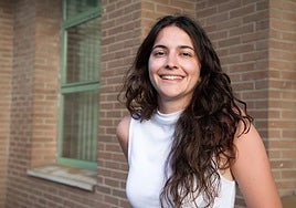 Ana Moreno Barriga, egresada de la UC, esta semana, en el campus de Las Llamas.