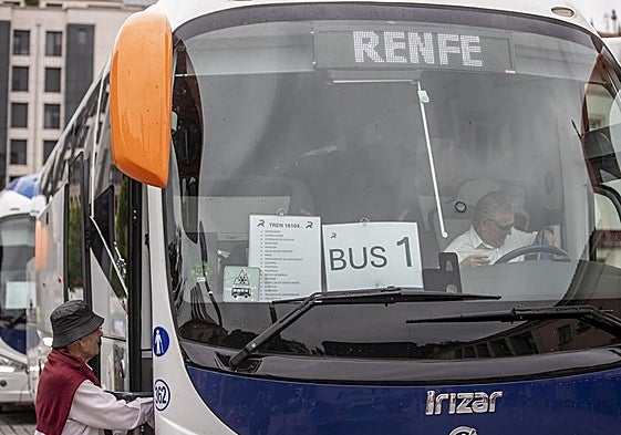 Uno de los autobuses fletados por Renfe para dar el servicio interrumpido por los trenes.