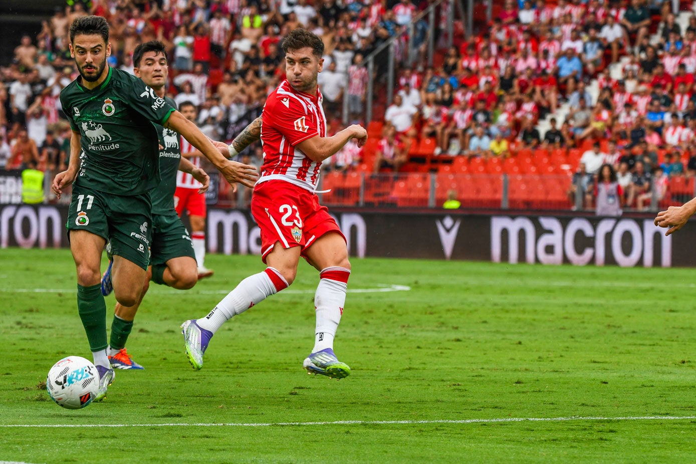 Andrés Martín y Embarba intentan controlar el balón.