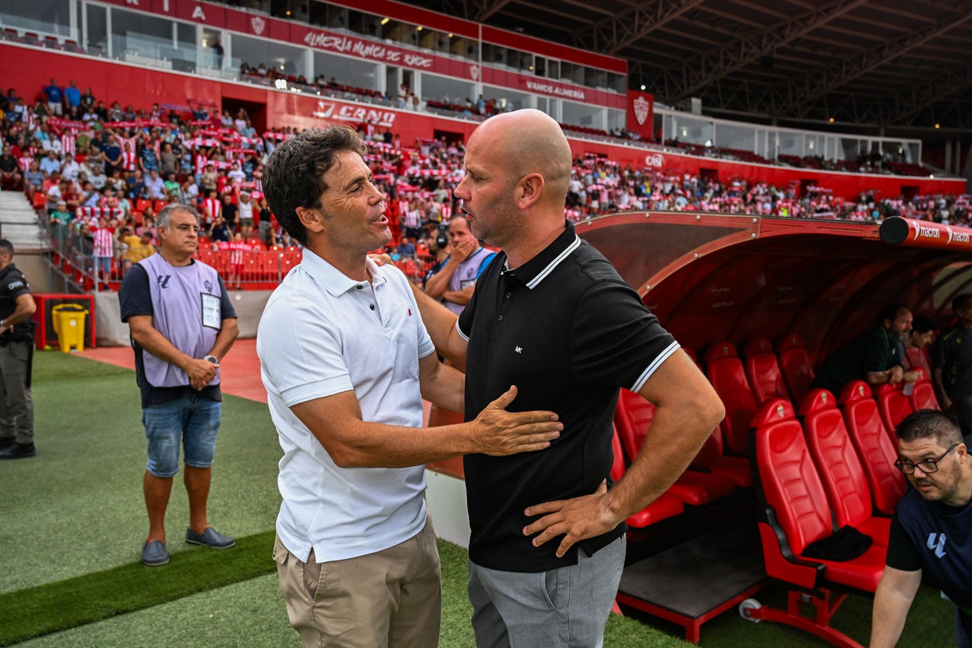 Rubi y José Alberto se saludan antes del partido.
