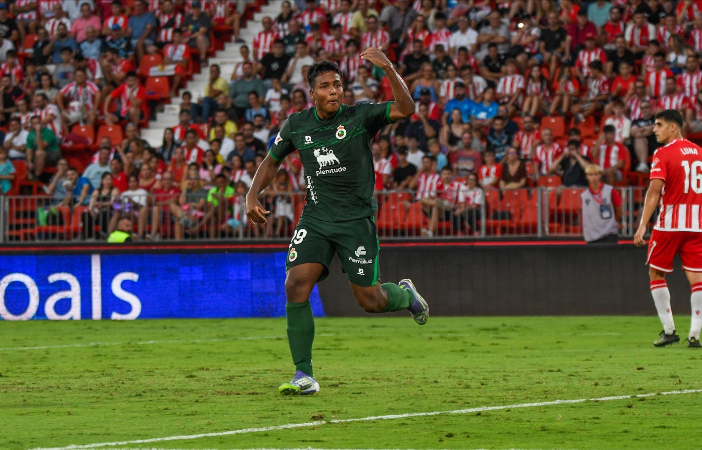 Jeremy fue el gran protagonista del Racing en el partido, al anotar dos goles.