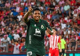 Jeremy celebra uno de los goles que anotó en el partido.