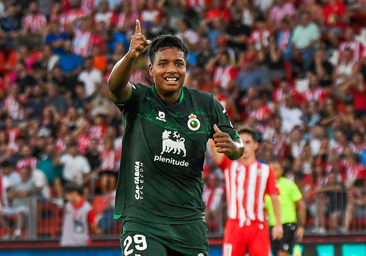 Jeremy celebra uno de los goles que anotó en el partido.