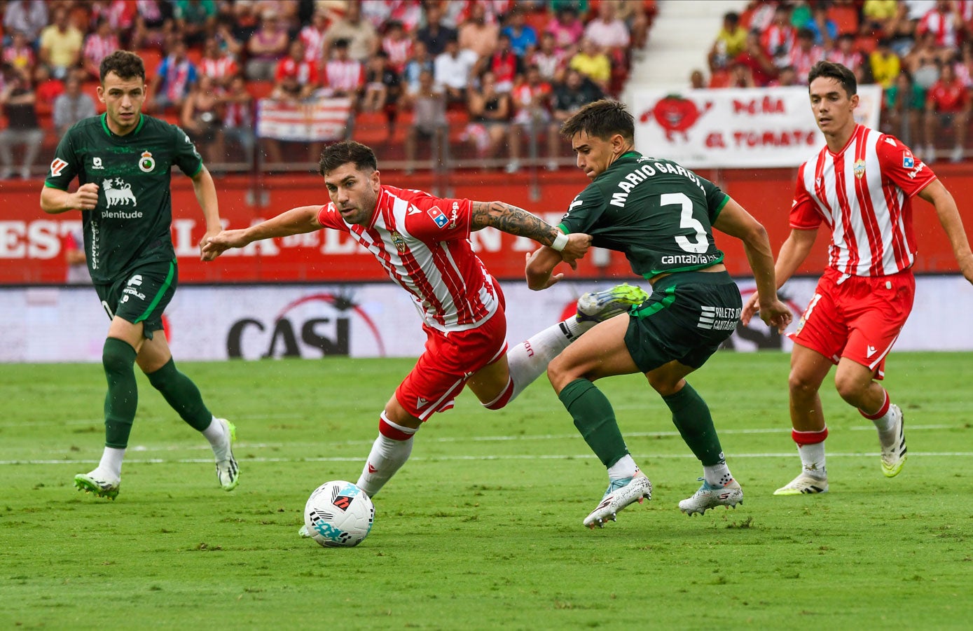 Mario García intenta frenar el avance de Embarba.