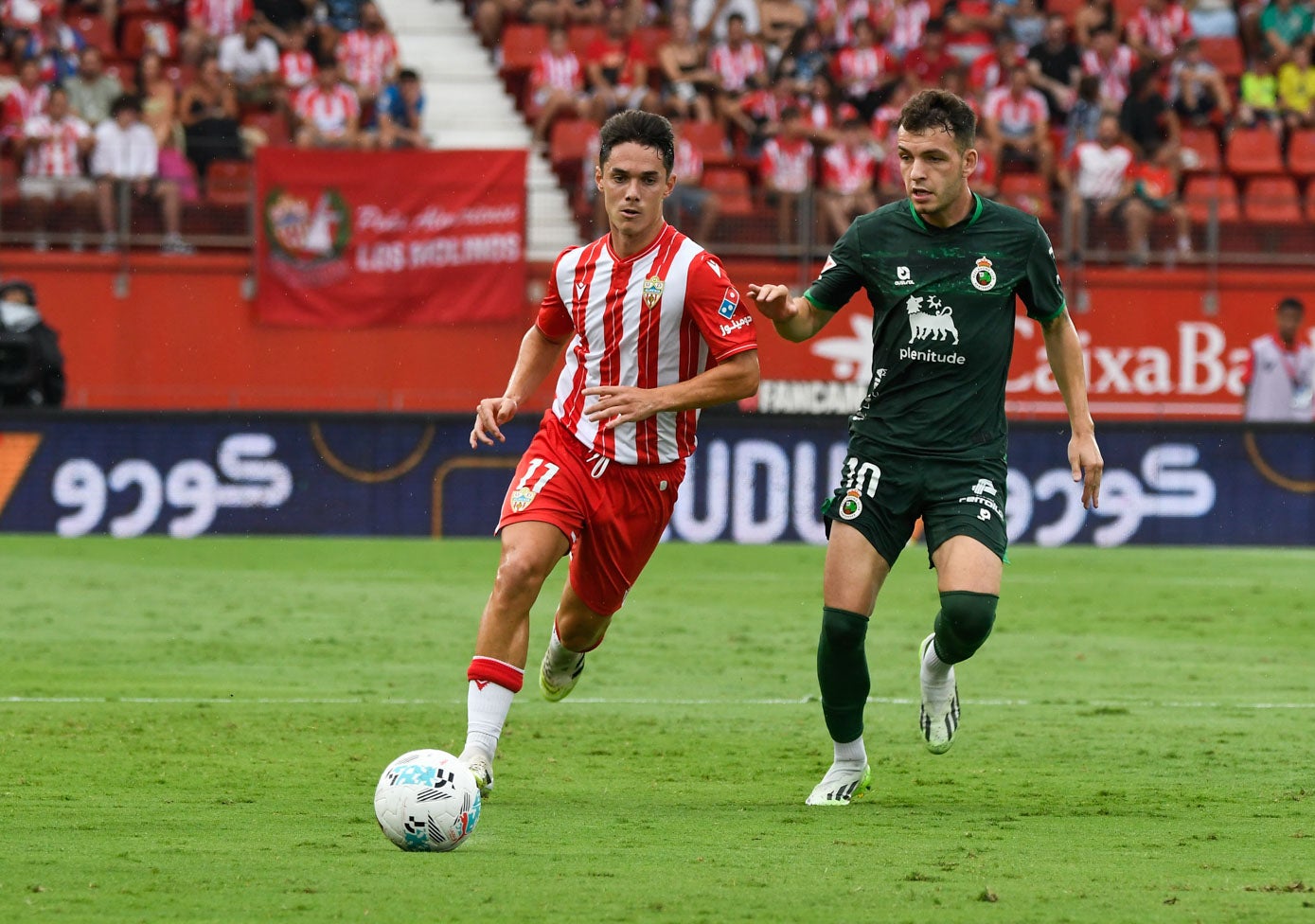 Íñigo Vicente intenta disputar la pelota a Arribas.