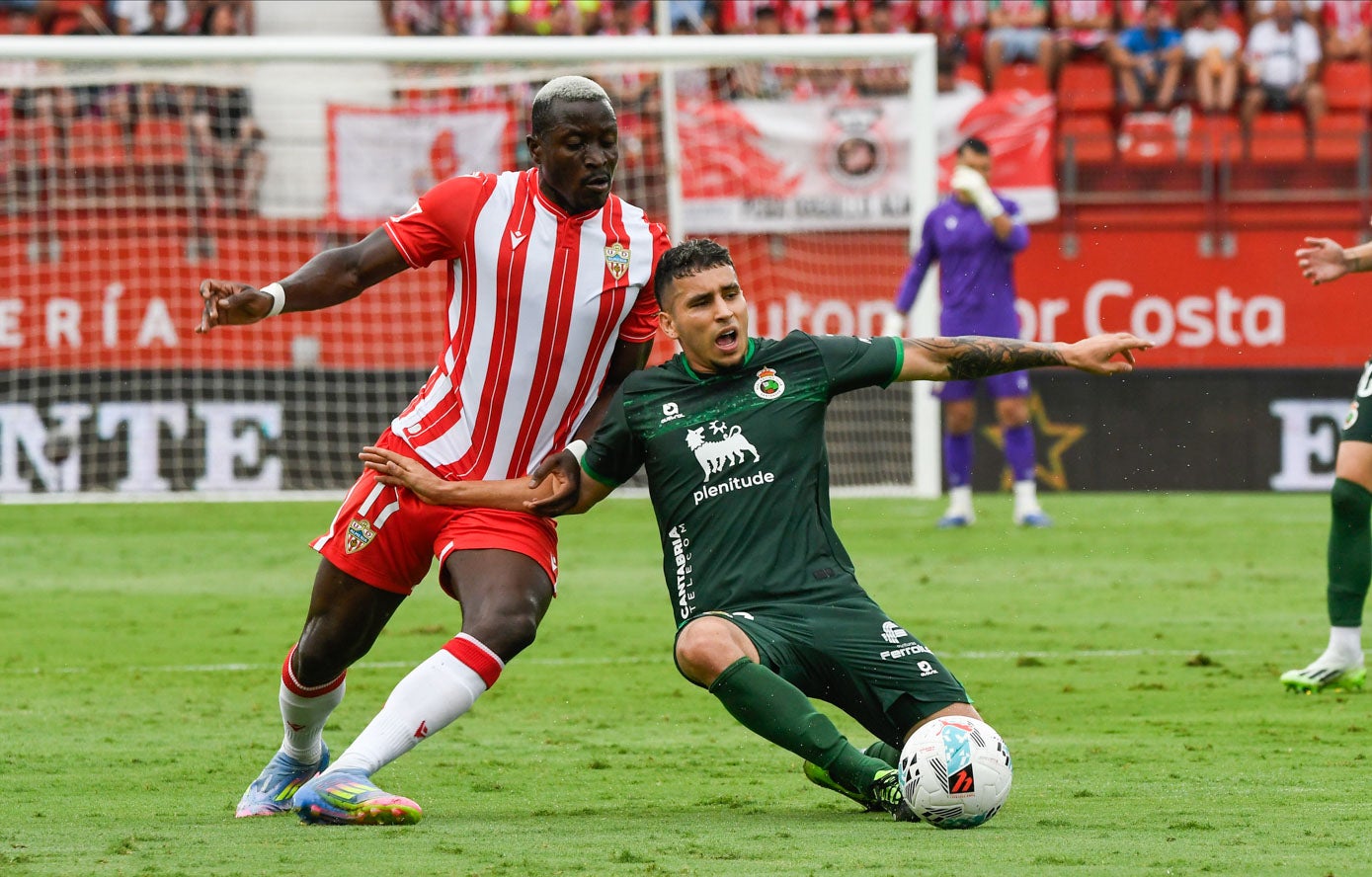 Gustavo Puerta trata de controlar la pelota ante Lopy.