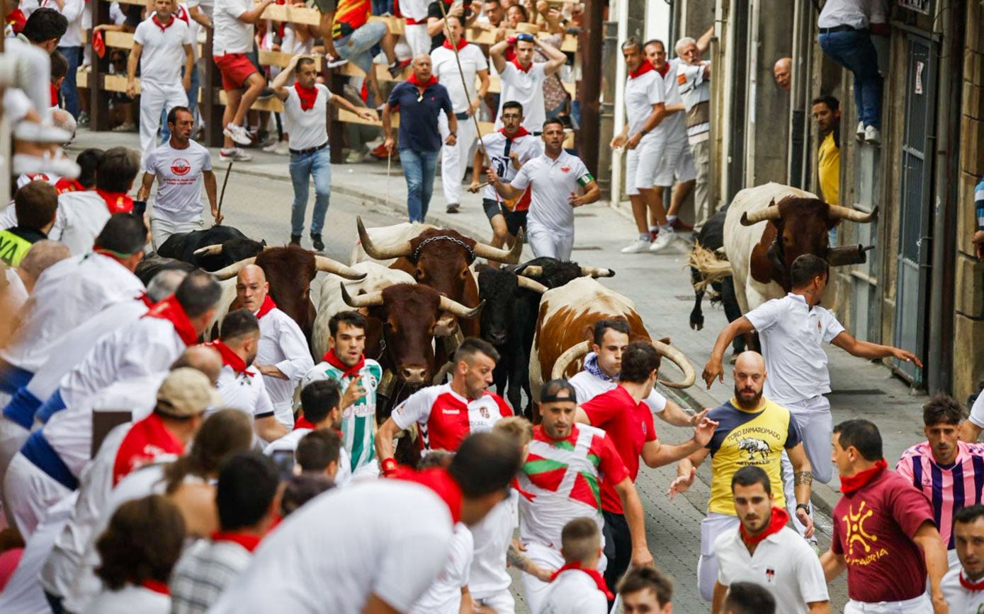 La manada encara la calle mayor de vuelta a la plaza.