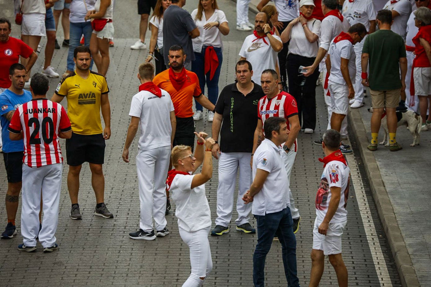 Los corredores esperando el momento del encierro.