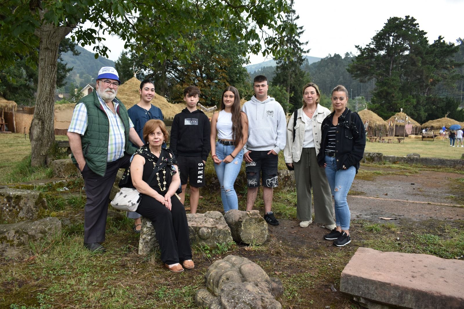 Julio Castañeda con su mujer Mercedes Ortiz, Lucía Castañeda Rodríguez, Adrián Castañeda Rodríguez, Carla Fraile Castañeda, Pablo Fraile Castañeda, Marta Rodríguez Vela y Laura Castañeda Ortiz
