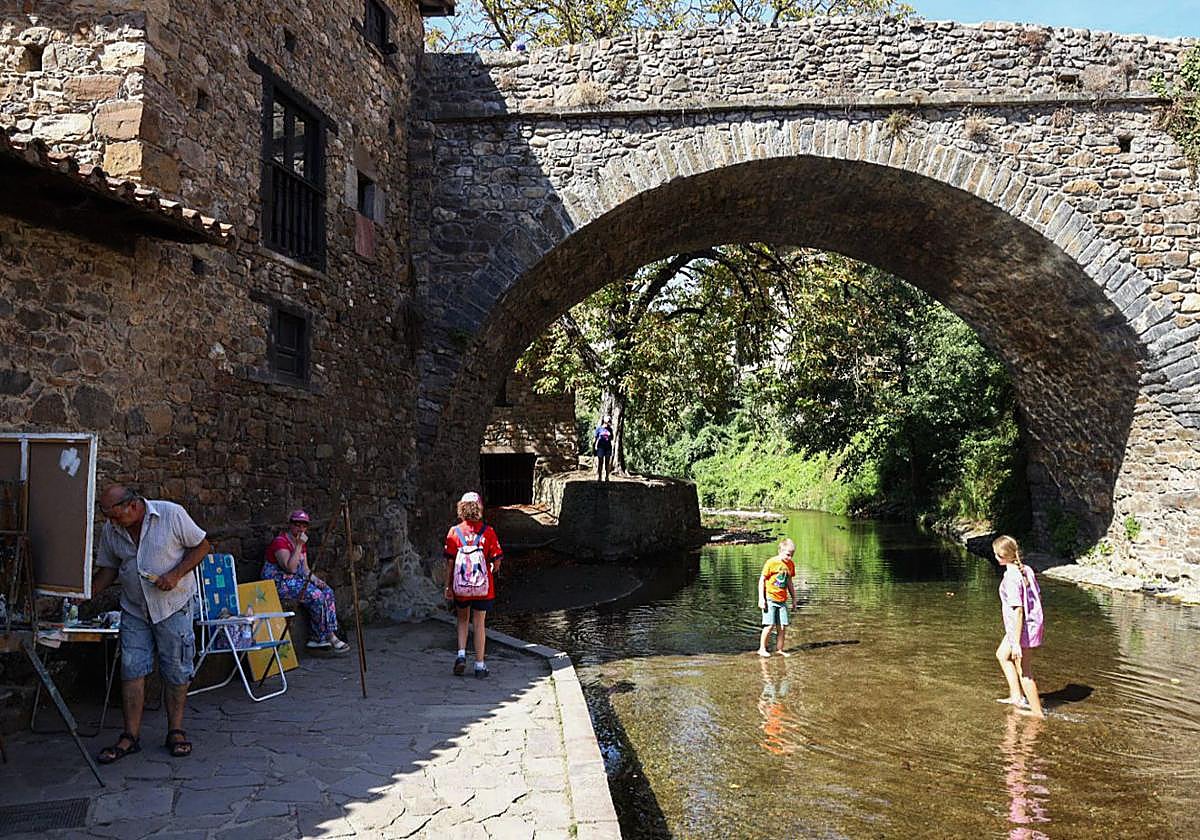 Turistas se refrescan en el río ayer en Potes.