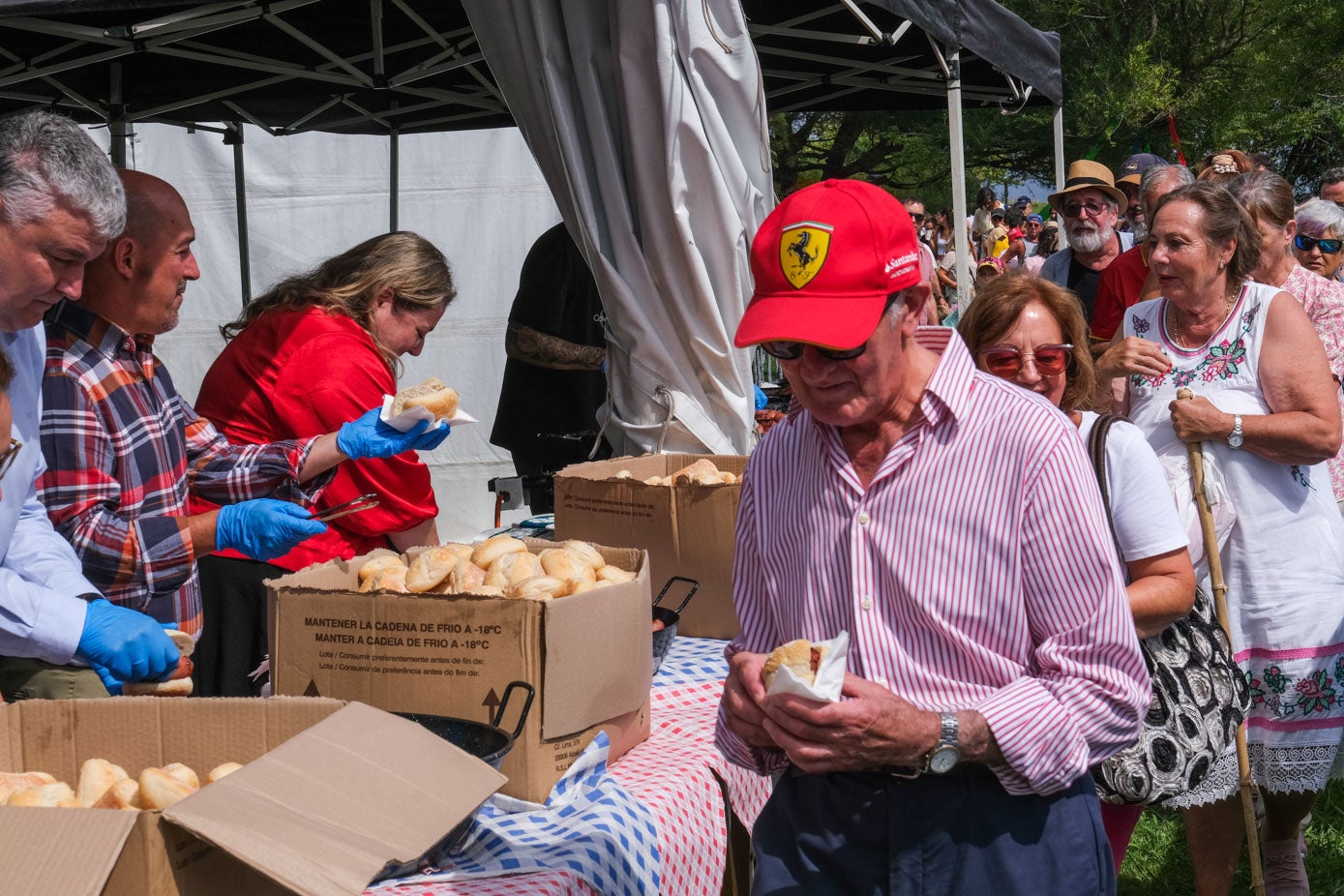 Se formó una larga cola para conseguir el chorizo y las autoridades locales y regionales se encargaron de repartirlo. 
