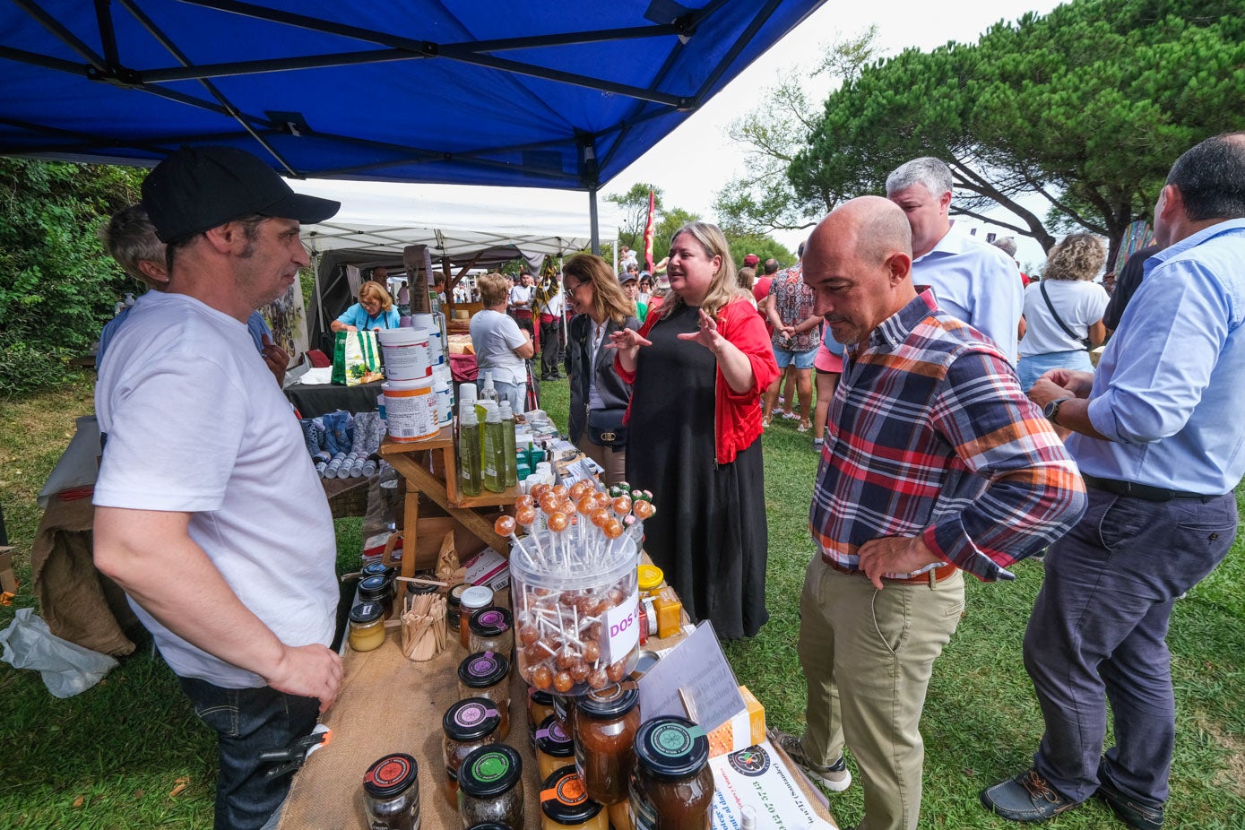 La primera teniente de alcalde del Ayuntamiento de Santander, Margarita Rojo, la concejala de Barrios, Lorena Gutiérrez, el concejal de Comercio, Álvaro Lavín, y el consejero de Economía del Gobierno de Cantabria, Luis Ángel Agüeros, visitan el mercado artesanal. 