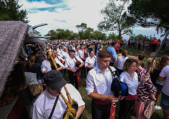 Una de las agrupaciones musicales recorre, este domingo, la campa del Faro de Cabo Mayor con motivo de la Romería del Faro.