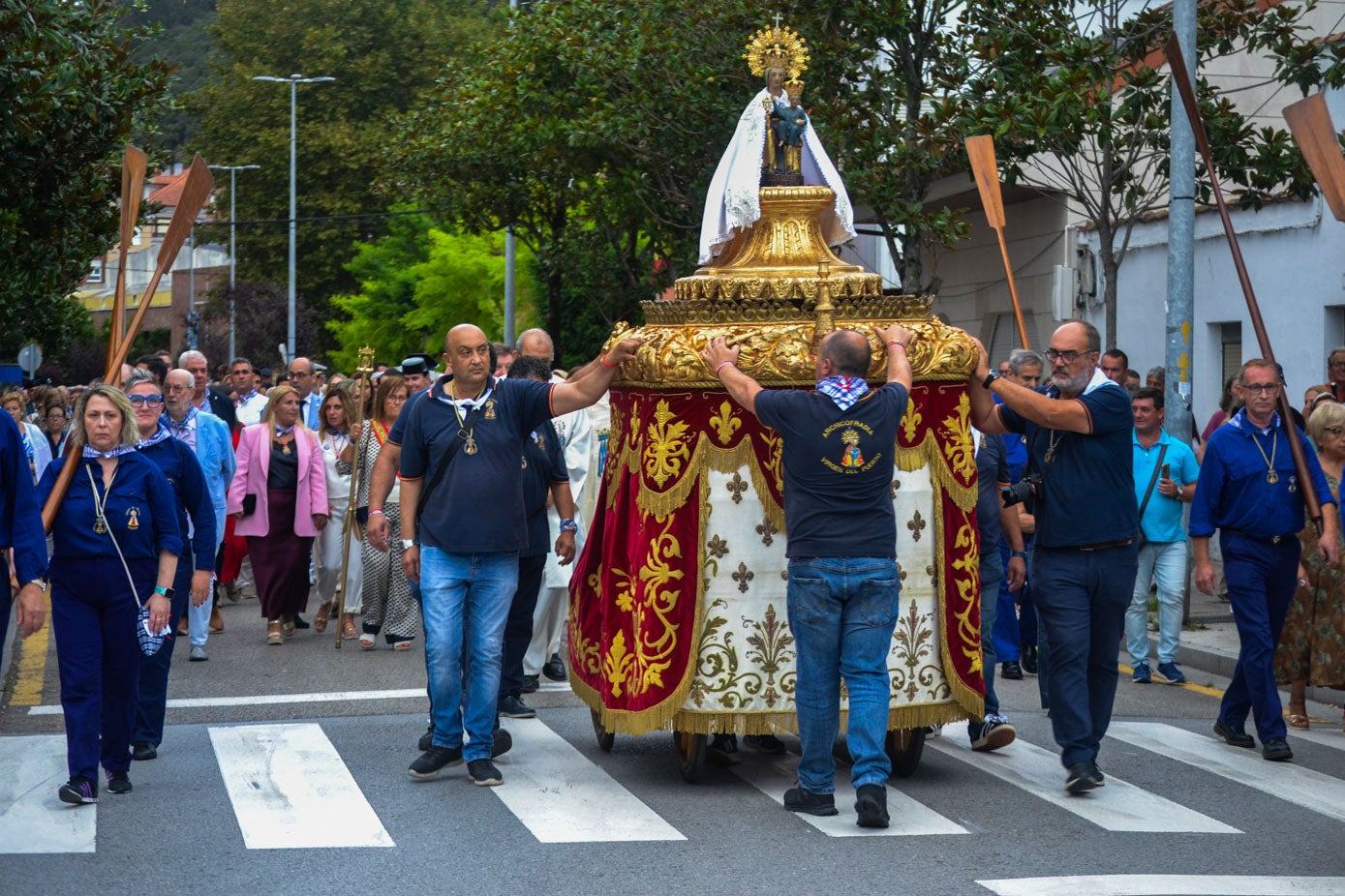 La Morenuca recorrió las calles de la villa luciendo un manco de color blanco impoluto.