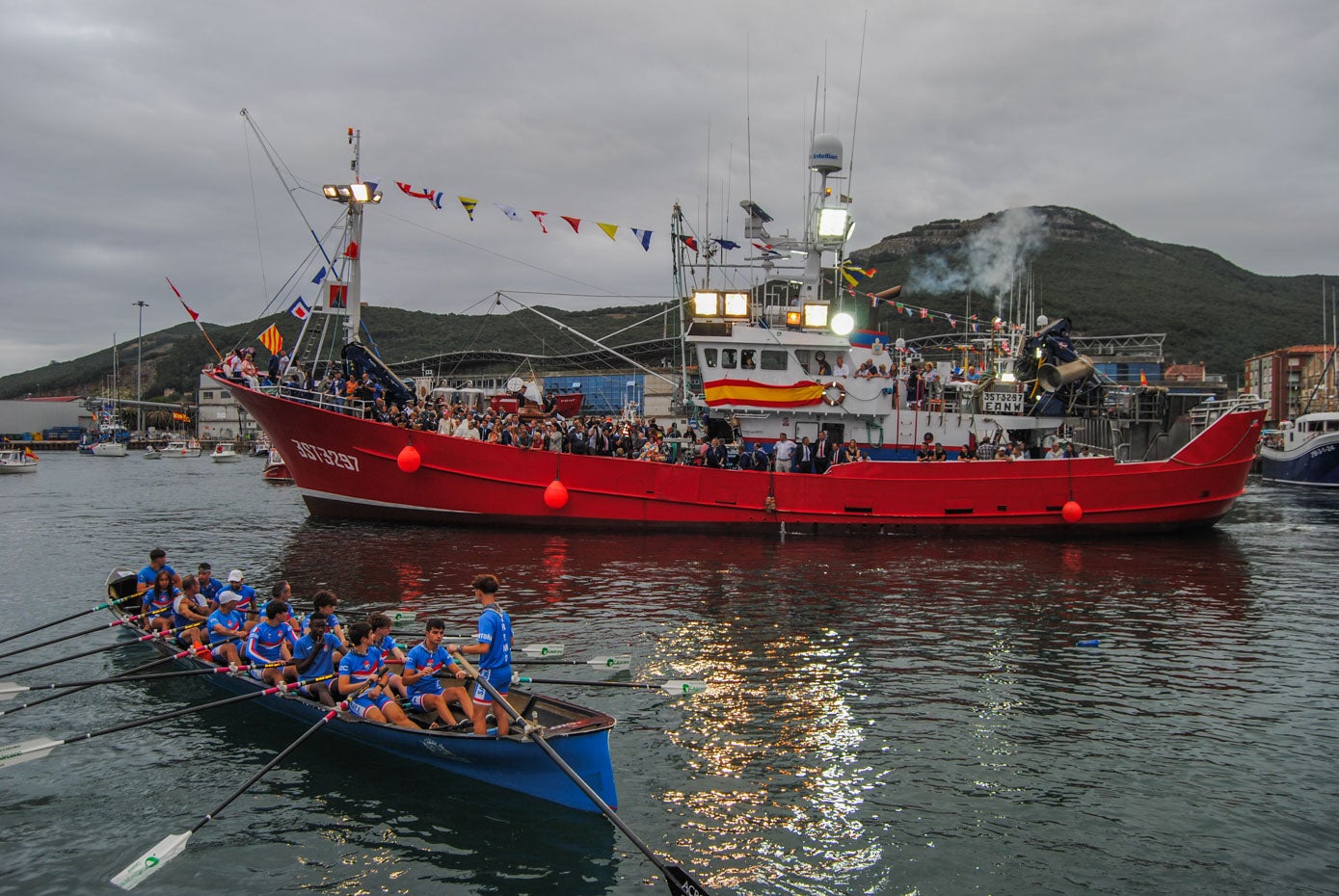 La trainera de remo no faltó a la procesión marítima para ser bendecida por la patrona.