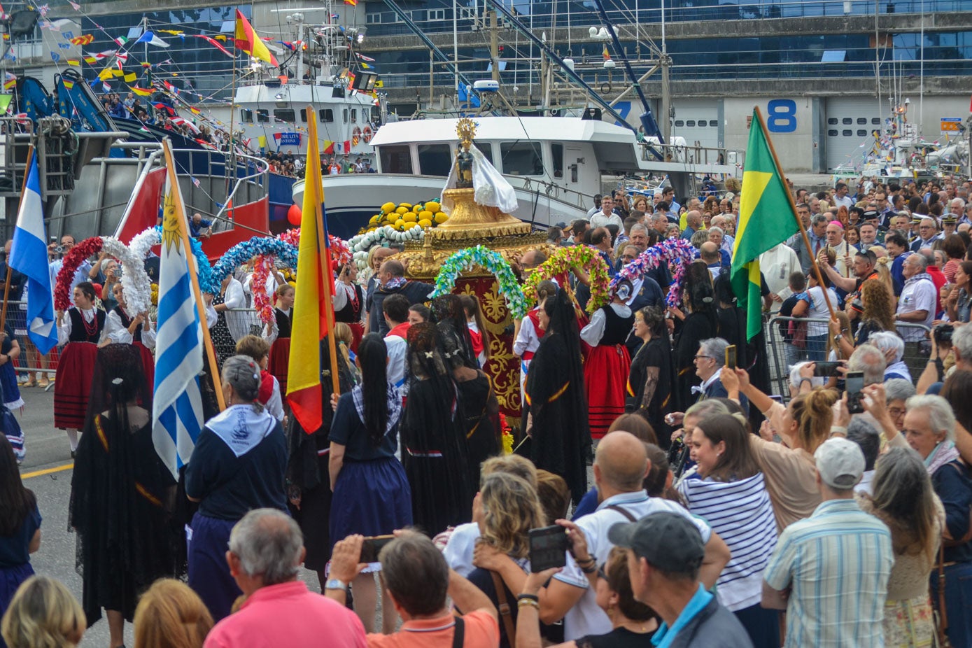 Cientos de vecinos y visitantes se acercaron al puerto para ser testigos del embarque de la Virgen del Puerto.