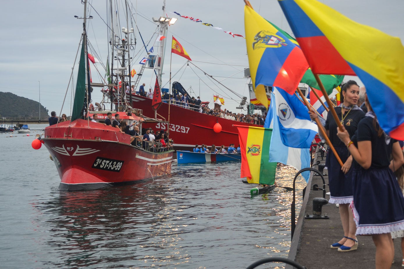 Despedida de la Virgen para iniciar su travesía por las aguas de la bahía