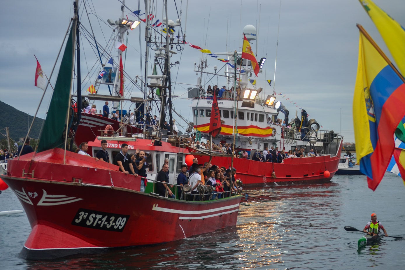 Pesqueros de la villa se echaron a la mar para disfrutar de uno de los días más especiales de las fiestas.