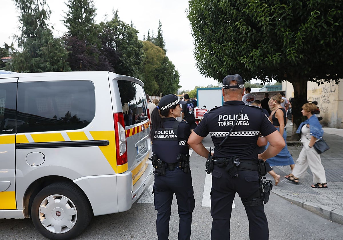 Dos agentes de la Policía Local en las calles de Torrelavega.
