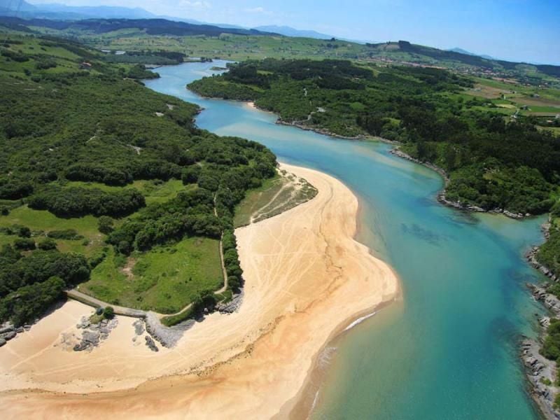 Vista de la ría de Castellanos y playa de La Arena, en Isla.