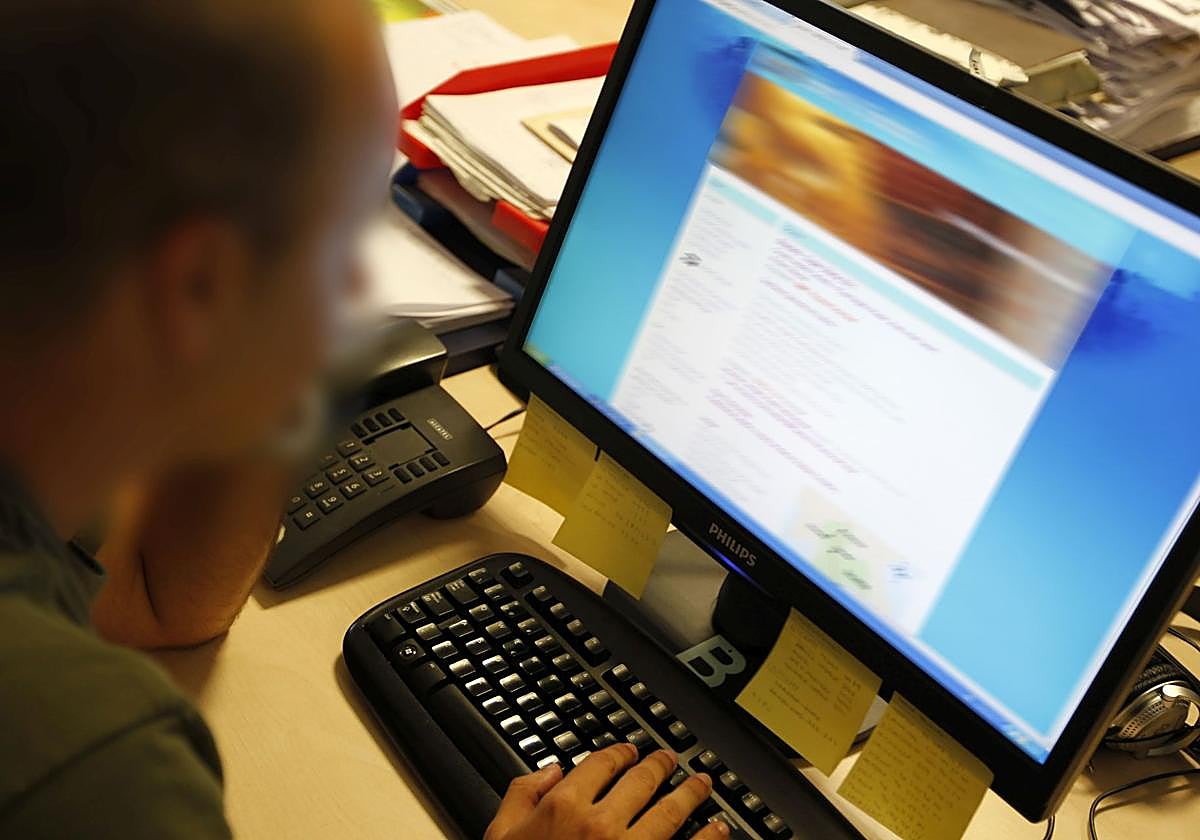 Imagen de archivo de un funcionario con un ordenador