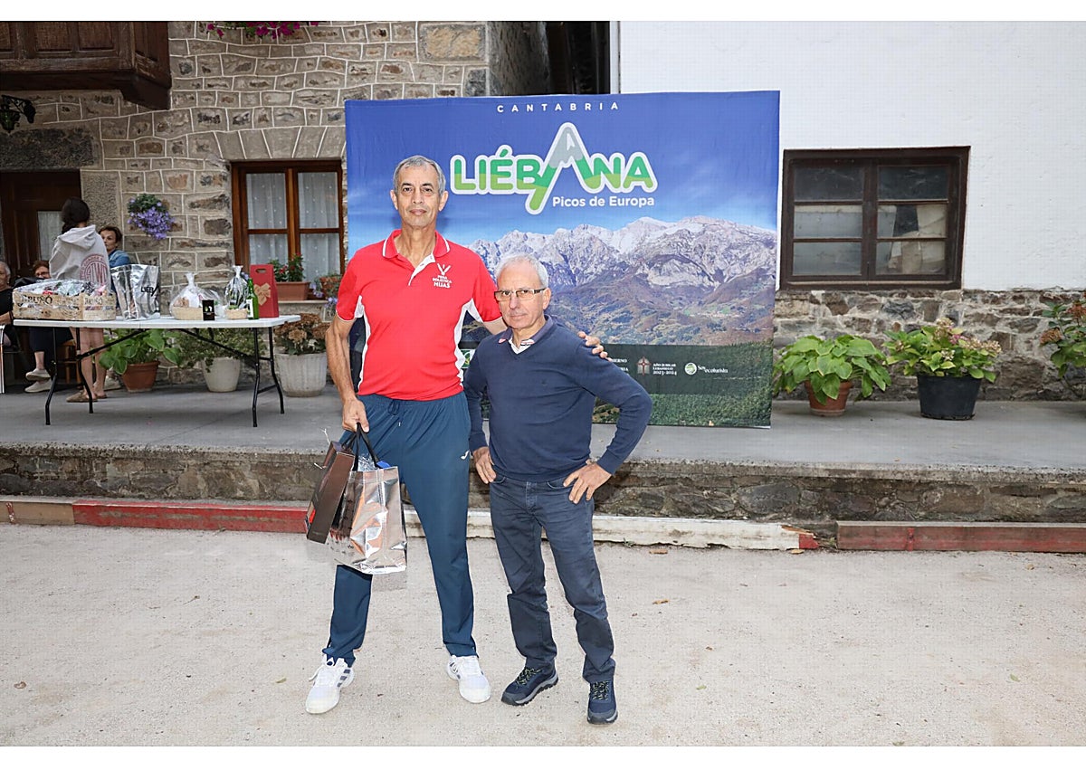 Imagen secundaria 1 - Jugadores, familiares de Domingo y organizadores; Juanjo González, recibiendo el premio de manos de Mariano Gómez, teniente de alcalde del ayuntamiento de Vega de Liébana, y Adrián Fernández, entregando un recuerdo a Ana Tens y Raúl Gutiérrez, viuda y sobrino de Domingo Gutiérrez