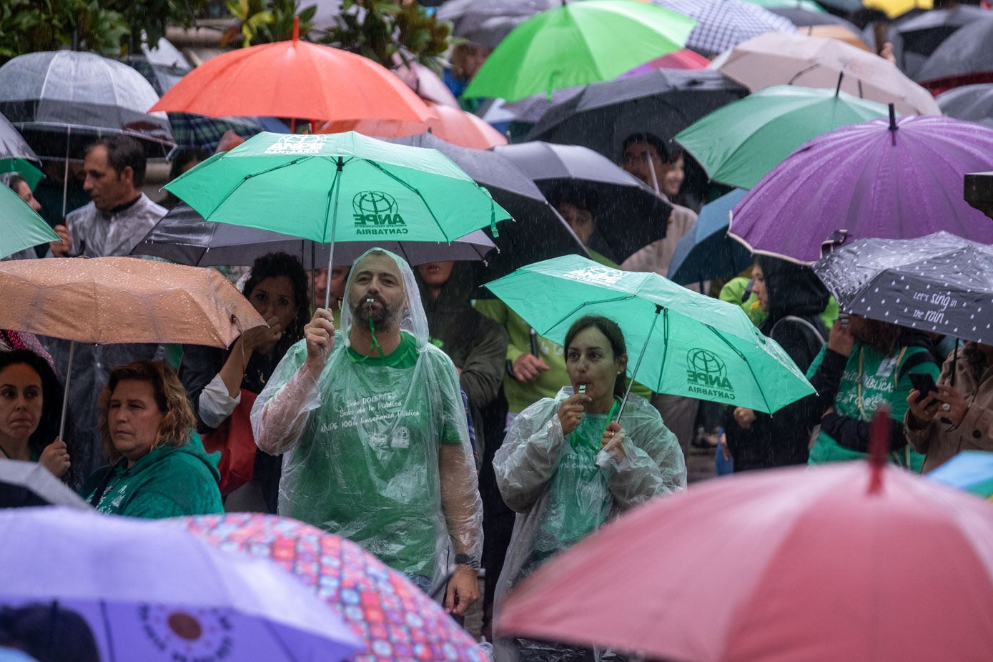 Paraguas y chubasqueros han sido los aliados perfectos para llegar hasta el final del recorrido.