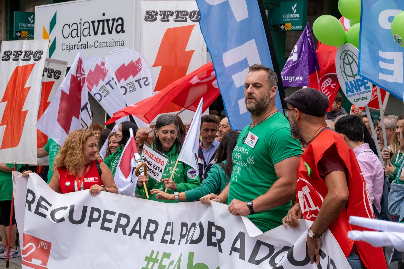 El objetivo de los docentes, como indicaba la pancarta de la cabeza de la protesta, es recuperar el poder adquisitivo. 