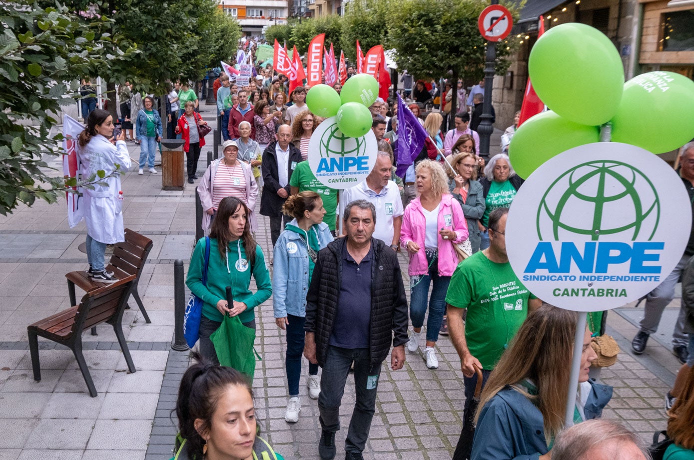 En la manifestación también había muchos ciudadanos para llegar a los 8.500 participantes que apoyaron y reivindicaron la adecuación salarial de los docentes.