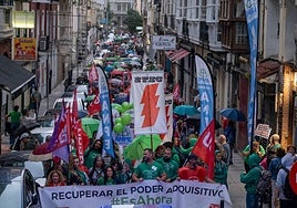 La primera jornada de huelga convocada por los sindicatos finalizó con una multitudinaria manifestación por las calles del centro de Santander
