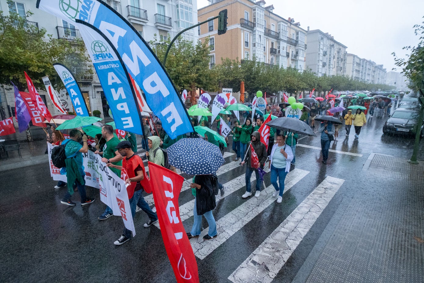 Llegada de los manifestantes, una hora después del inicio de la movilización, a Correos por el Paseo Pereda. 