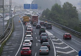 Atasco del tráfico, este lunes, en la A-8 en las inmediaciones del nudo de Torrelavega antes del desvío de Aspla.