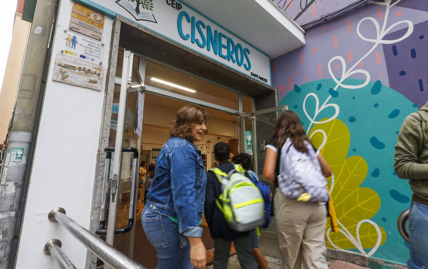 En el CEIP Cisneros, la directora asegura que «vamos a hacer todo lo posible porque los alumnos puedan vivir este primer día del curso escolar con la mayor normalidad».