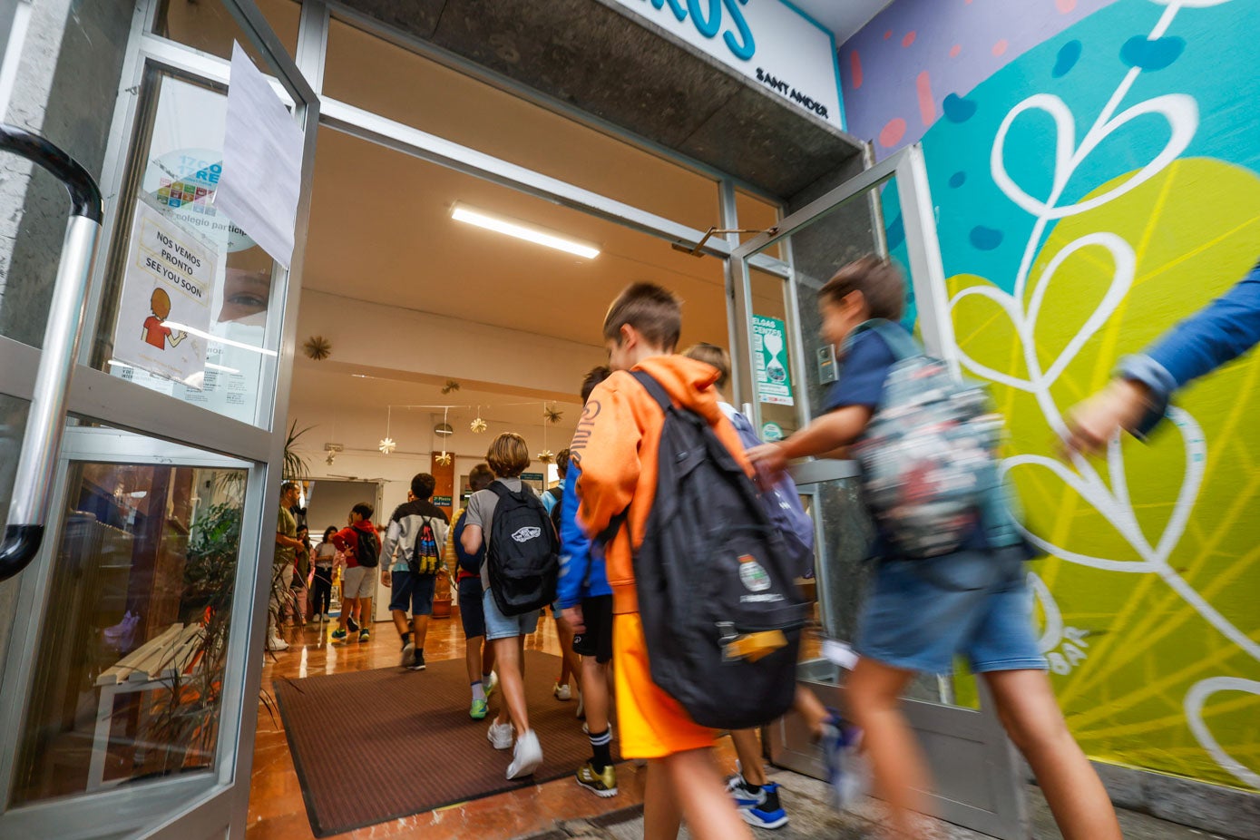 Padres del colegio reconocen que el de hoy está siendo «un comienzo un poco raro, a medio gas, porque siempre el primer día se trae el material escolar y ya a nosotros nos han dicho que no lo trajéramos hasta el miércoles... Pero bueno, ellos contentos están».
