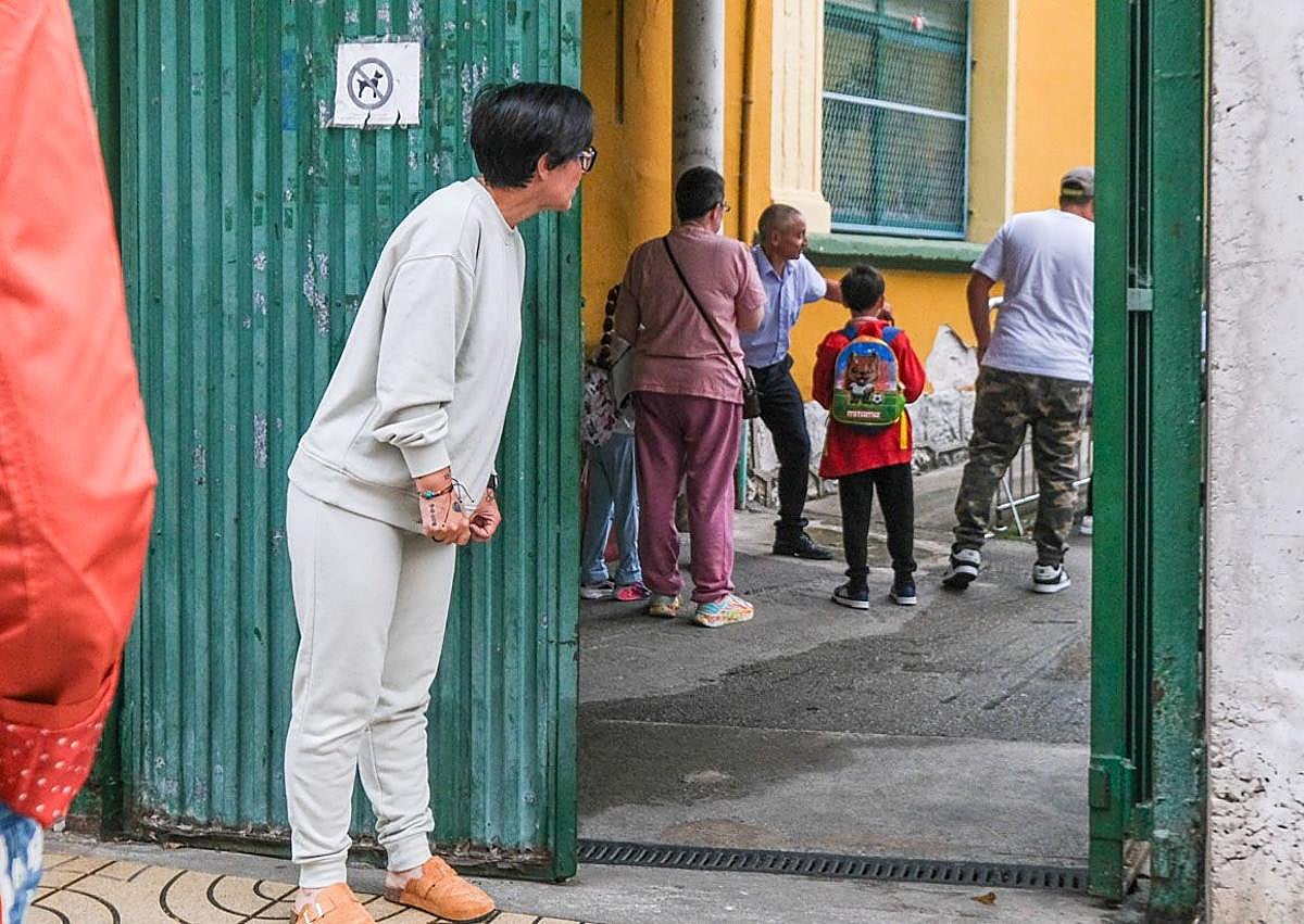 Imagen secundaria 1 - Más imágenes de la vuelta al cole en el colegio Cervantes de Torrelavega.