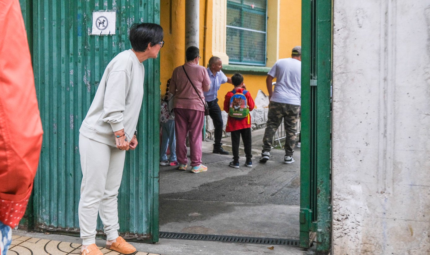 Abrió sus puertas con servicios mínimos y menos asistencia de lo habitual para el primer día de clases.