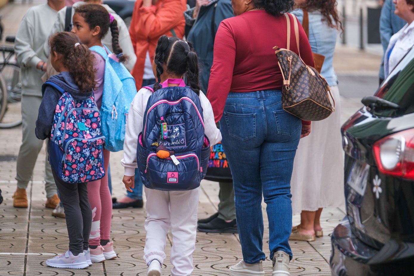 «Estaba deseando estrenar la mochila nueva», «hemos venido porque nos ha pedido volver al cole», murmuraban las familias unos minutos antes de la apertura de puertas.