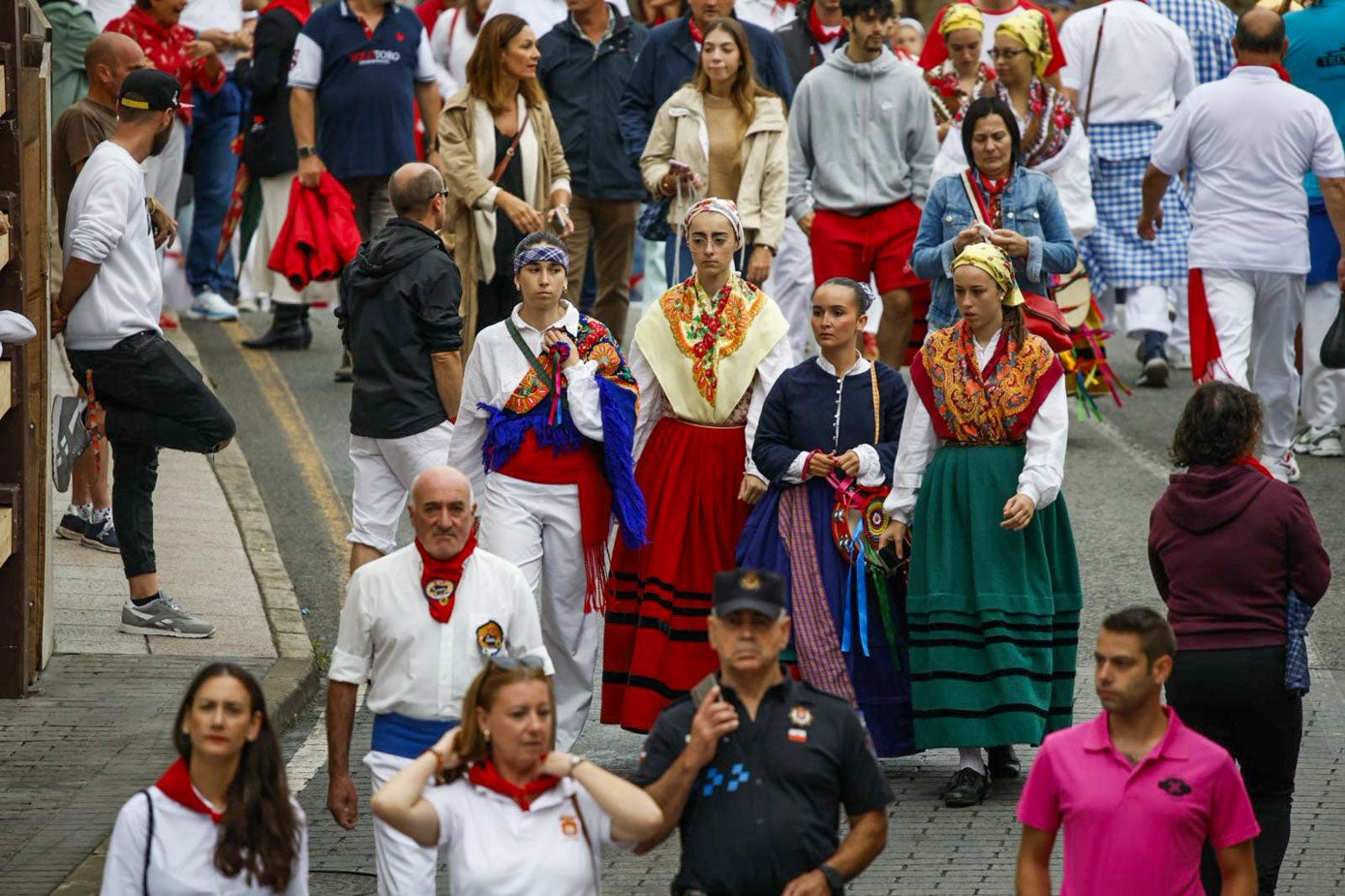 La alcaldesa de Ampuero, Amaya Fernández, inspeccionando el recorrido.