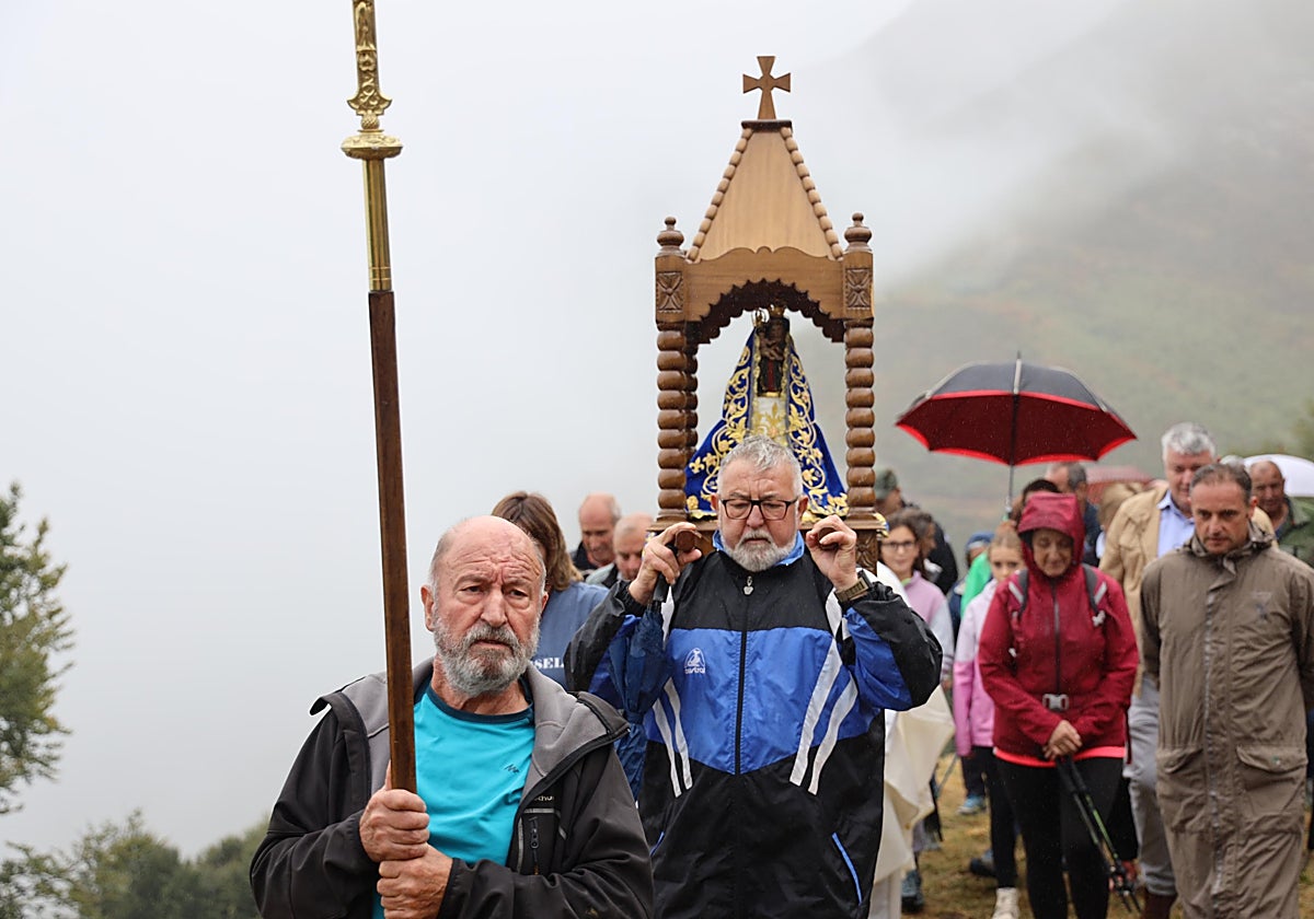 Un devoto lleva en andas a la imagen de la Virgen de la Luz alrededor del santuario