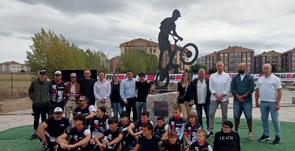 Foto de familia ante la escultura de Raúl Gutiérrez en el bike park de Reinosa.