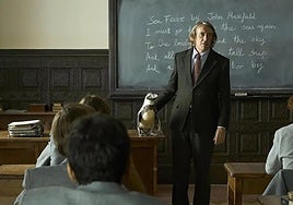 Steve Coogan junto al pingüino que da título al filme.