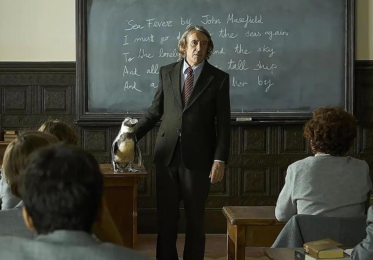 Steve Coogan junto al pingüino que da título al filme.