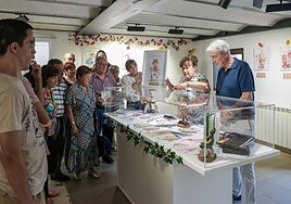 Laura Ruiz mostrando algunos de los materiales que ha utilizado para ilustrar su libro 'Seres mágicos de Cantabria'.
