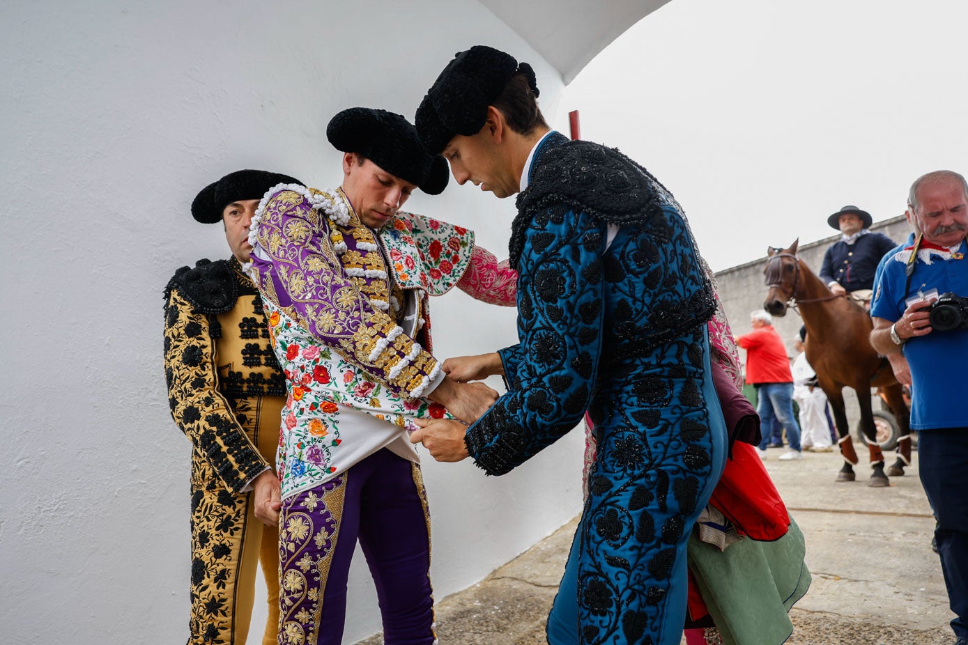Ginés Marín se coloca el capote de paseo.