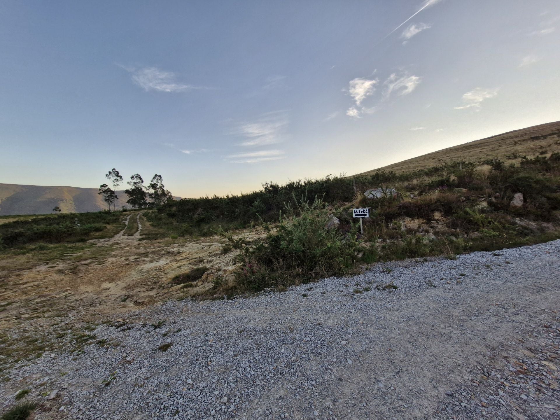 Un pequeño cartel, en una curva de la que parte otro camino, recuerda la dirección a seguir. En la ruta no hay que desviarse en ningún momento.