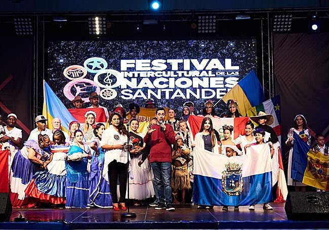 El concejal de Inmigración del Ayuntamiento de Santander, Mateo Echevarría, apuntó micrófono en mano durante la clausura que este evento es un «símbolo de convivencia y diversidad».