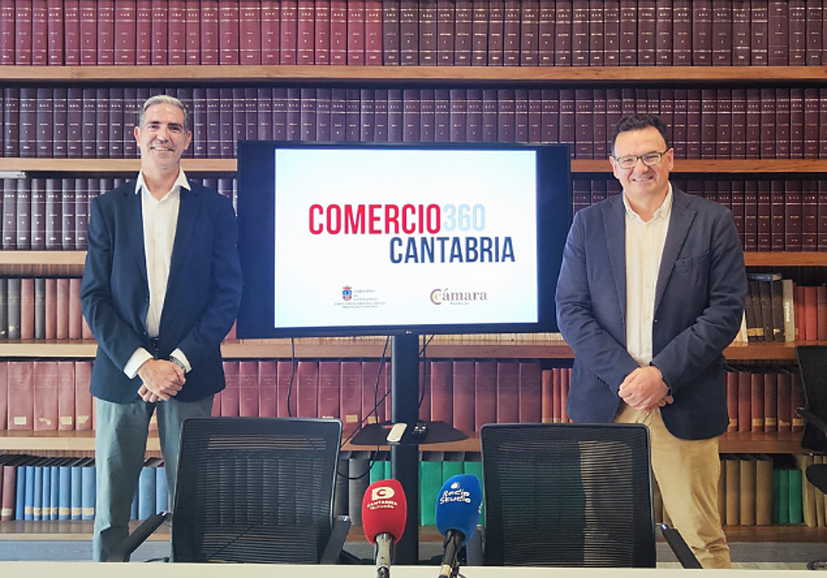 El presidente de la Cámara de Torrelavega, Carlos Augusto Carrasco y el director General de Comercio y Consumo, Rosendo Ruiz.